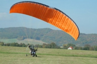 Start des Motorschirms im Ärmelkanal 